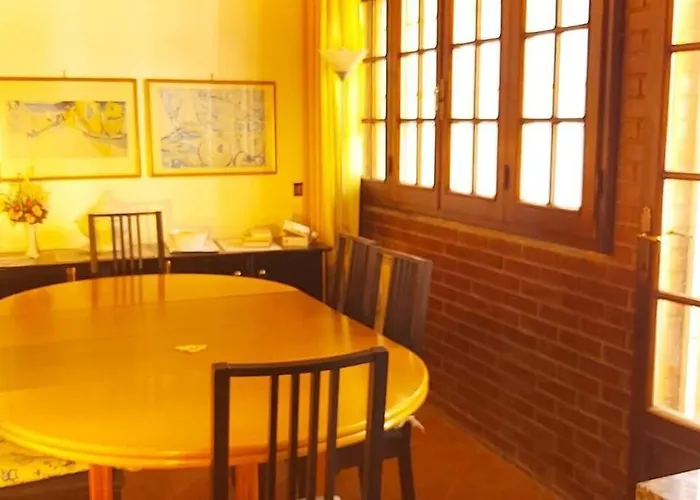 Lovely 5 Bedrooms Viareggina, With Garden דירה