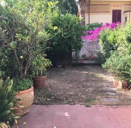 Lovely 5 Bedrooms Viareggina, With Garden וירג'יו