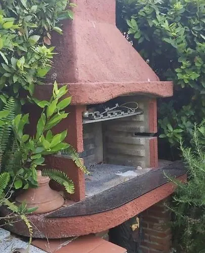 Lovely 5 Bedrooms Viareggina, With Garden דירה