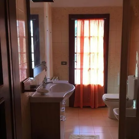 Apartment Lovely 5 Bedrooms Viareggina, With Garden Viareggio