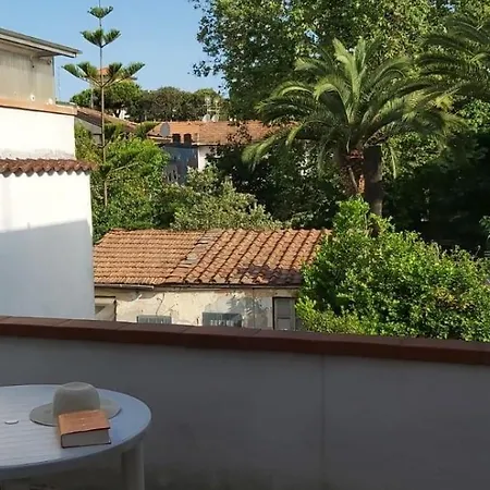 Lovely 5 Bedrooms Viareggina, With Garden Appartamento Viareggio