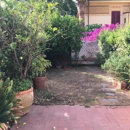 Lovely 5 Bedrooms Viareggina, With Garden Βιαρέτζιο